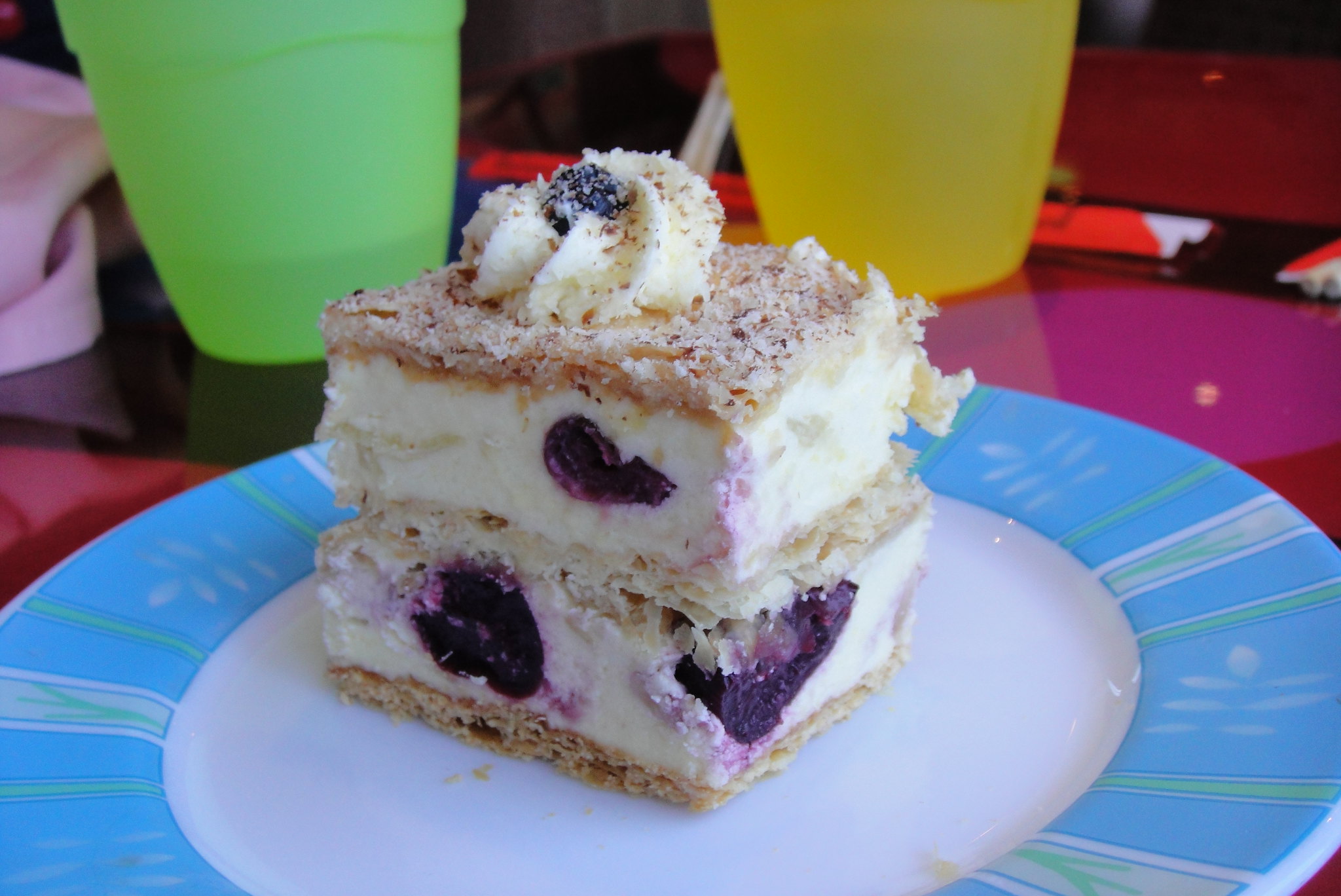 Mille-feuille à la cerise - Photo de Calgary Reviews - 101Pairing.com