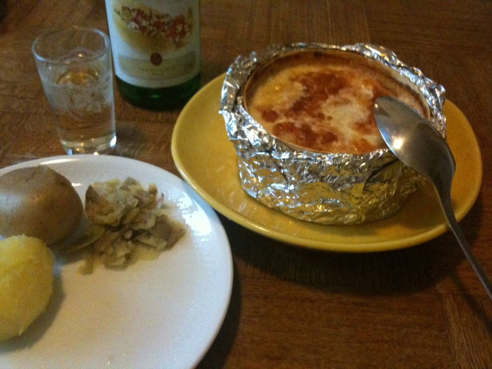 Mont d'or au four avec des pommes de terre