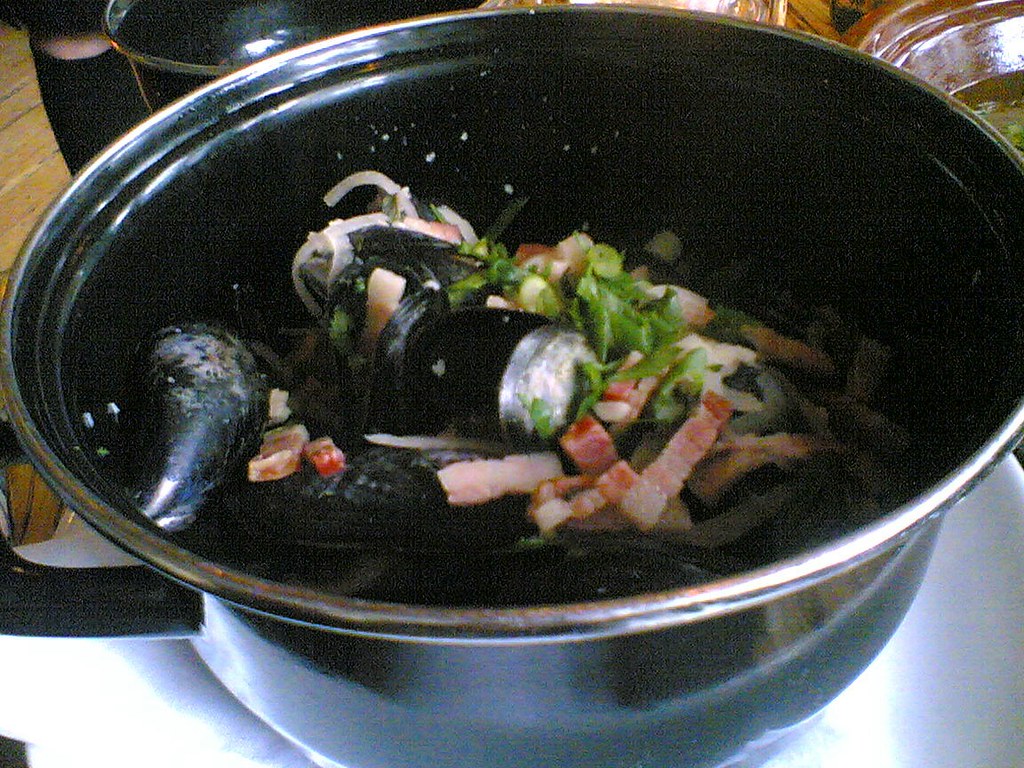 Moules au cidre et aux lardons - Photo de Roland Tanglao - 101Pairing.com
