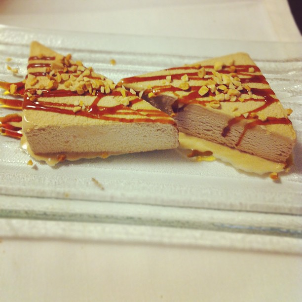 Nougat glacé au coulis de mangue - Photo de demi - 101Pairing.com