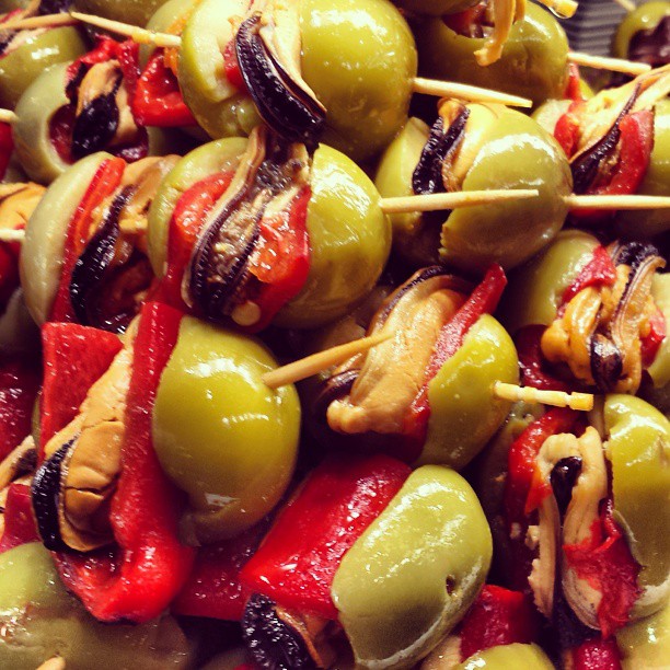 Olives farcies aux poivrons doux - Photo de Barnaby Dorfman - 101Pairing.com