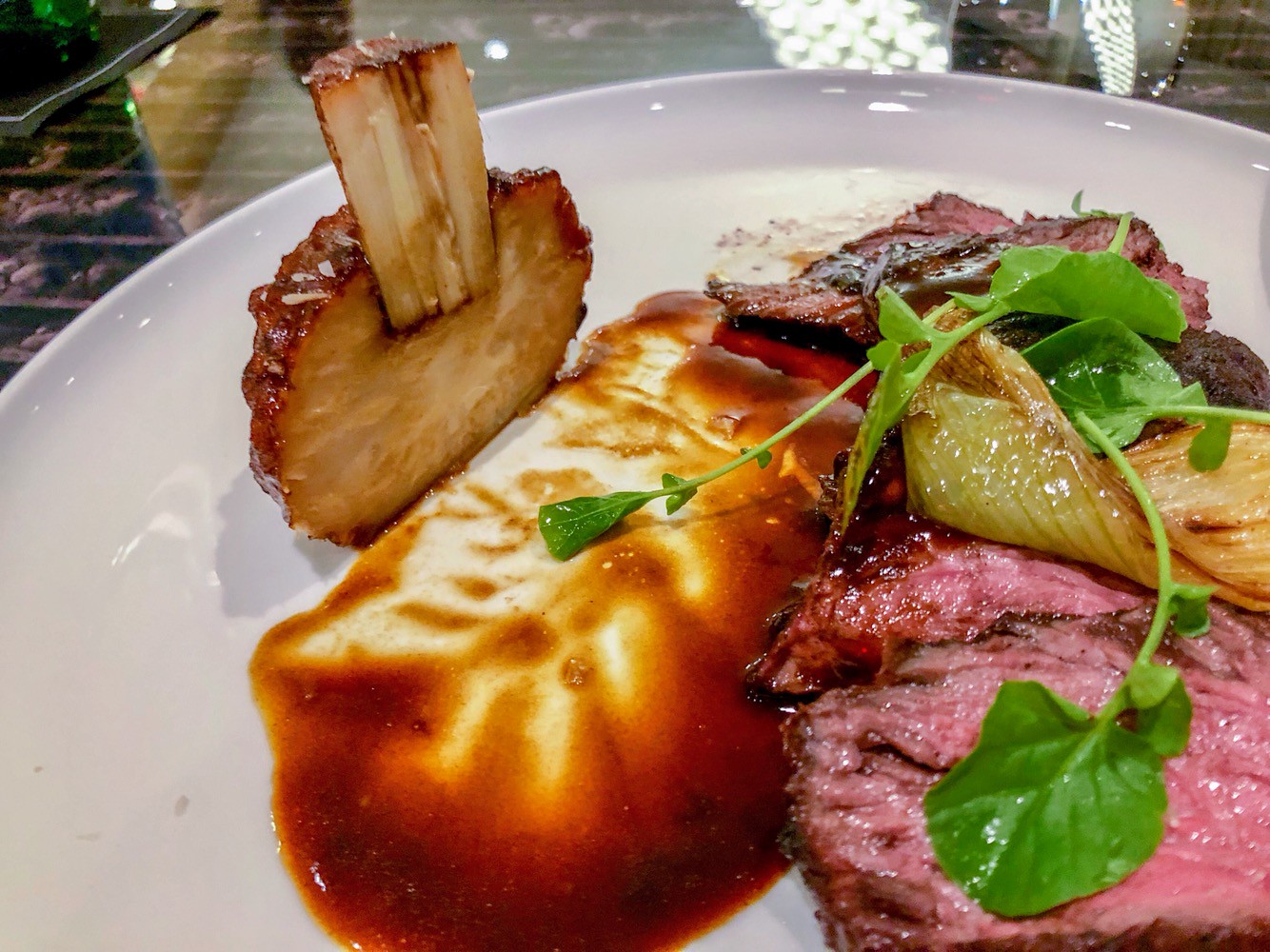 Onglet de bœuf grillé avec un beurre marchand de vin - Photo de anokarina - 101Pairing.com