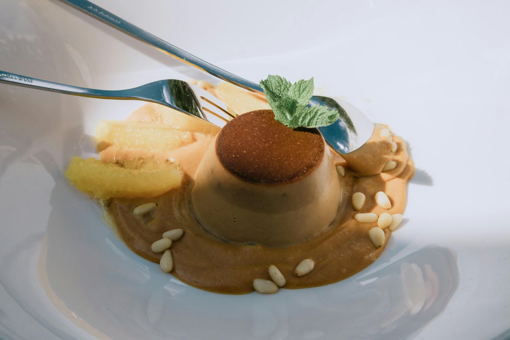 Panna cotta au chocolat avec un coulis de mangue