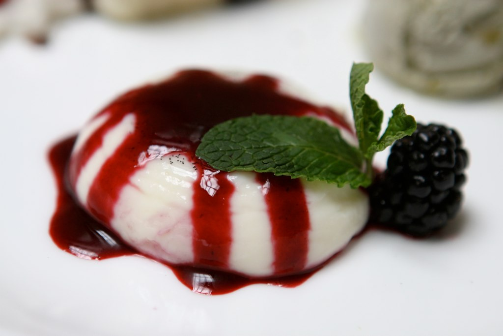 Panna cotta de mûres - Photo de Susan Lucas Hoffman - 101Pairing.com