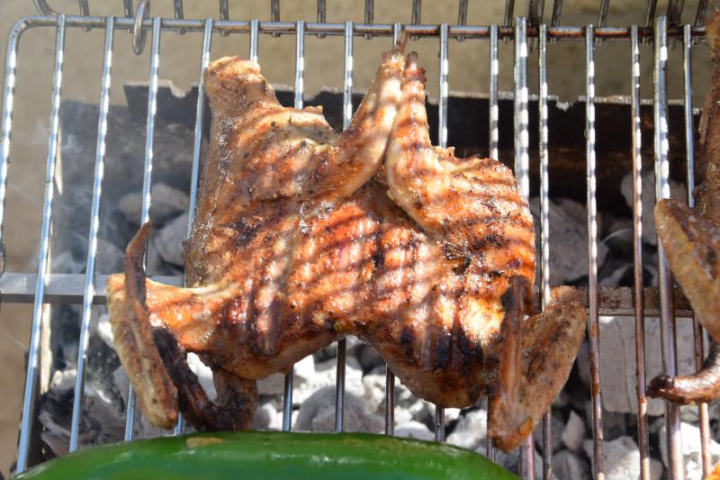 Pigeonneau grillé aux olives - Photo de George Groutas - 101Pairing.com