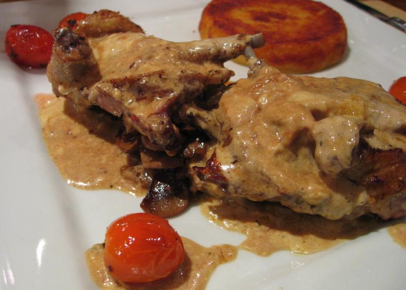 Pigeonneau à la poêle à la sauce aux cèpes - Photo de Meg Zimbeck - 101Pairing.com
