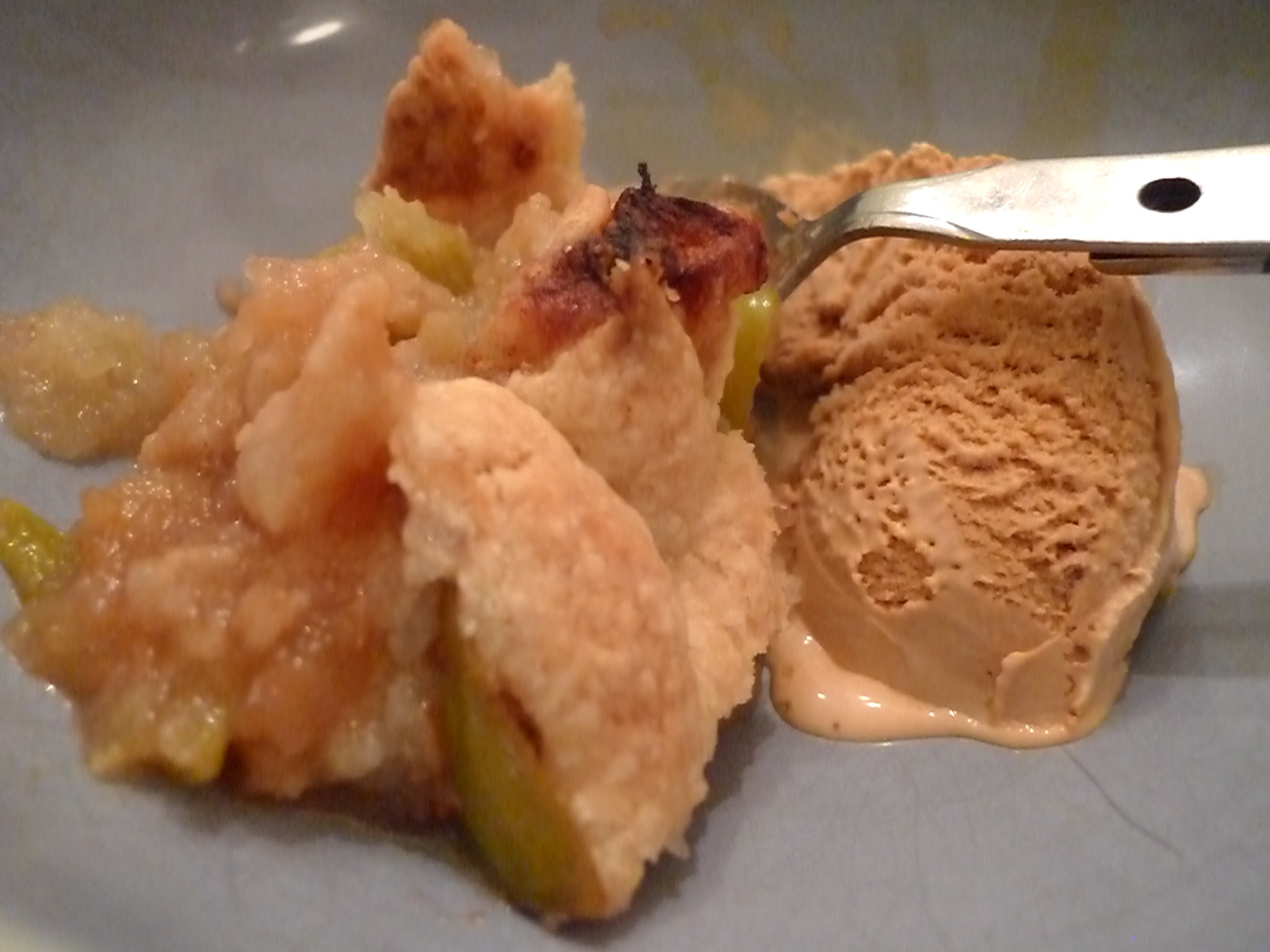 Pomme caramélisée aux épices avec une glace à la cannelle - Photo de Ann Larie Valentine - 101Pairing.com