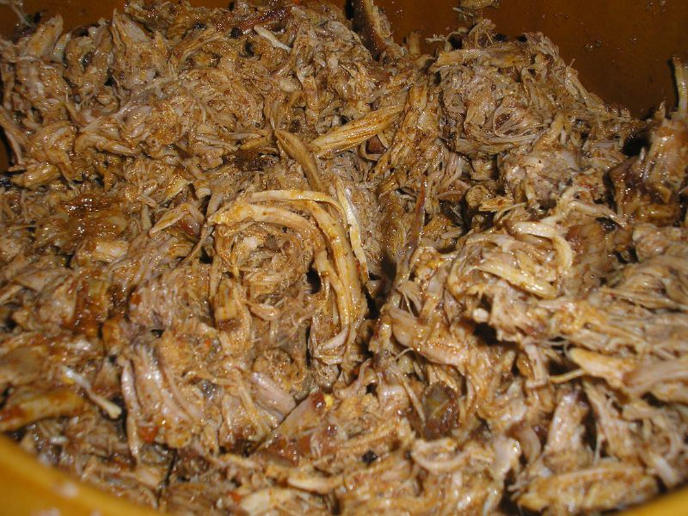 Porc effiloché avec une sauce vinaigrée