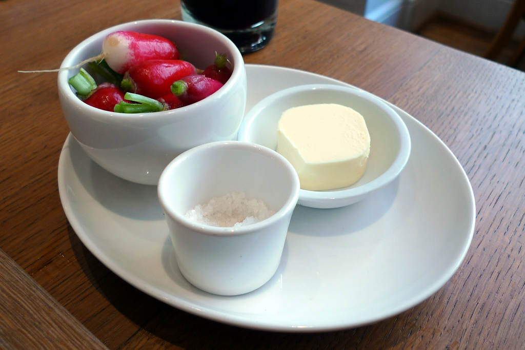Radis et beurre aux herbes - Photo de Ewan Munro - 101Pairing.com