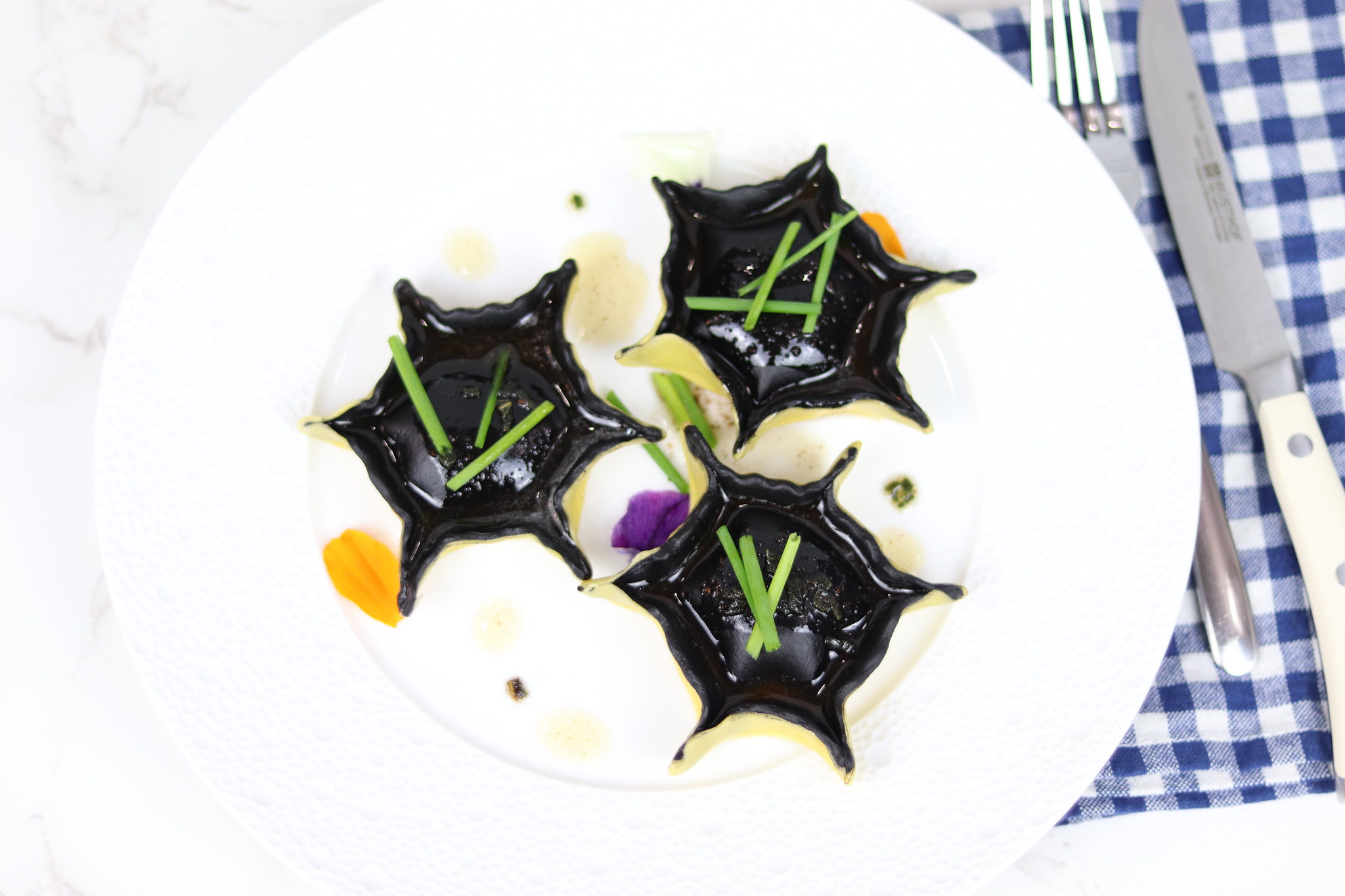 Ravioles de homard à la crème de truffe noire - Photo de Yanay Rosen - 101Pairing.com