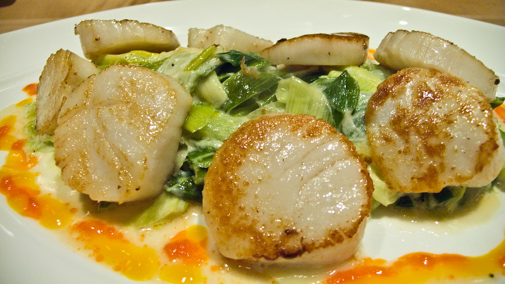 Coquilles Saint-Jacques avec une fondue de poireaux - Photo de Edsel Little - 101Pairing.com