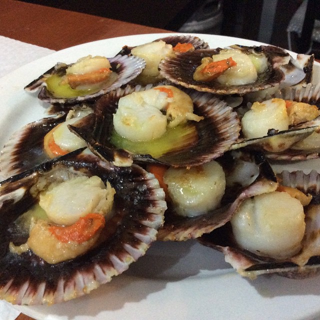 Coquilles Saint-Jacques grillées - Photo de GastroyPolitica By FB - 101Pairing.com