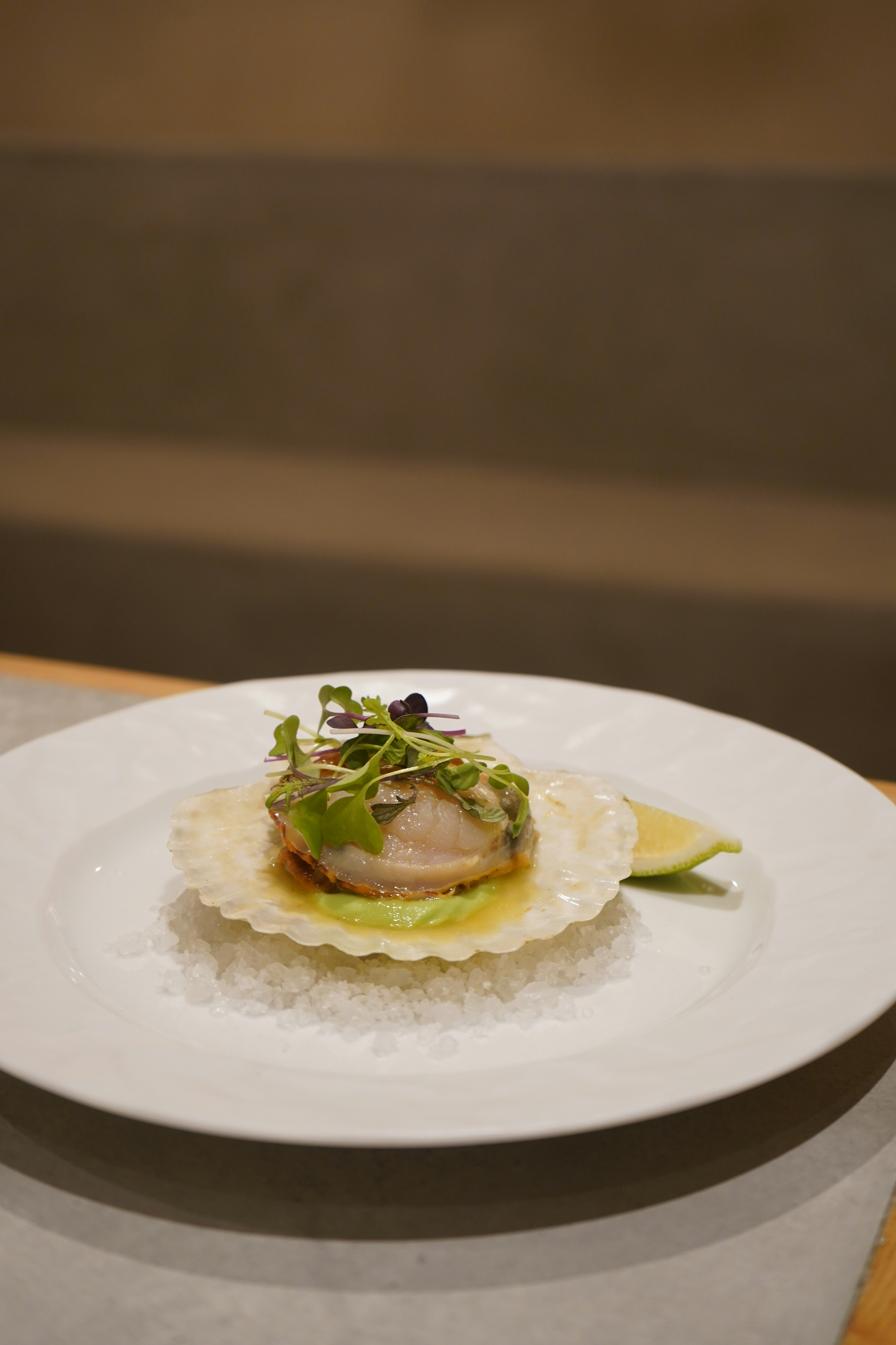Coquilles Saint-Jacques marinées au citron vert - Photo de Yosuke Ota - 101Pairing.com