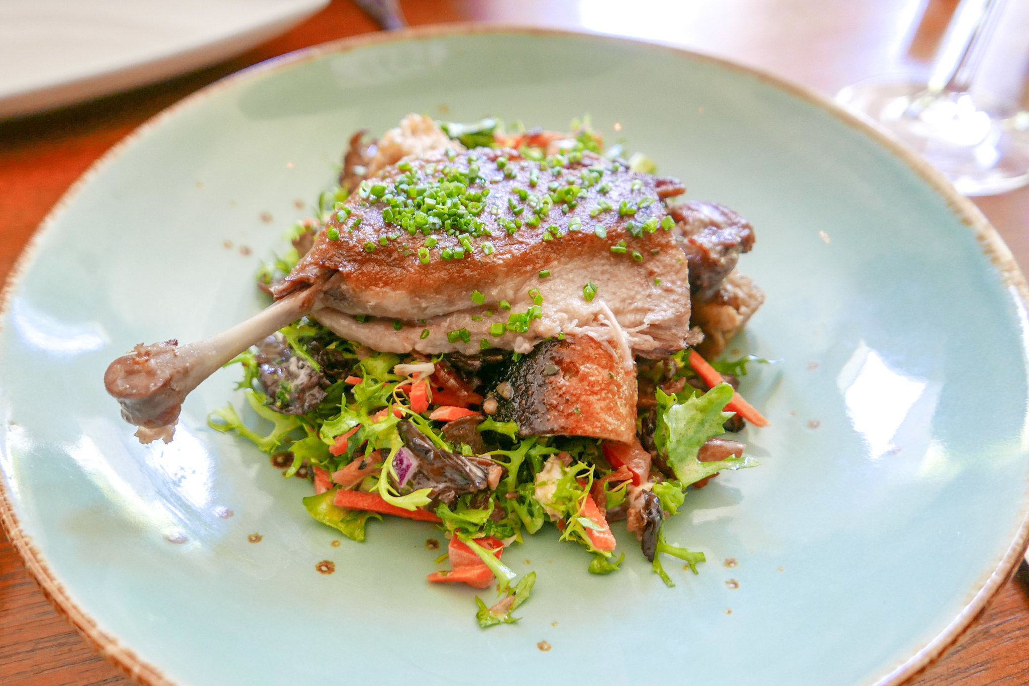 Salade de confit de canard - Photo de Lou Stejskal - 101Pairing.com