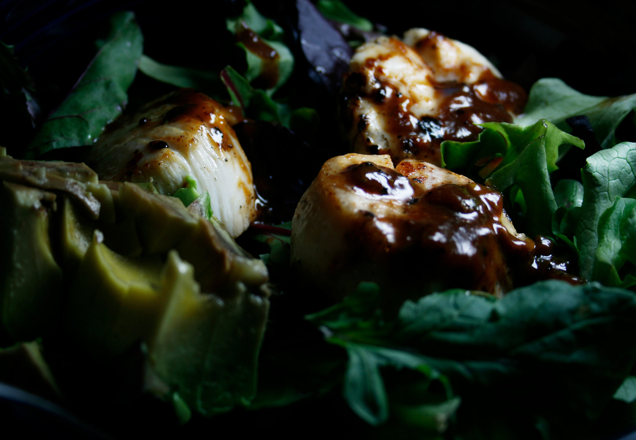 Salade de coquilles Saint-Jacques poêlées et vinaigrette à la truffe noire - Photo de Matt Baume - 101Pairing.com