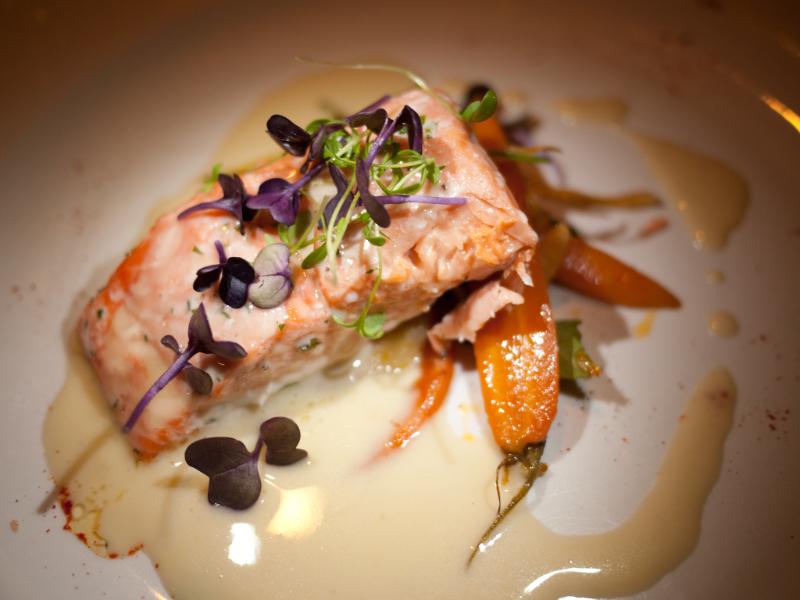 Saumon sauce au beurre blanc - Photo de Edsel Little - 101Pairing.com
