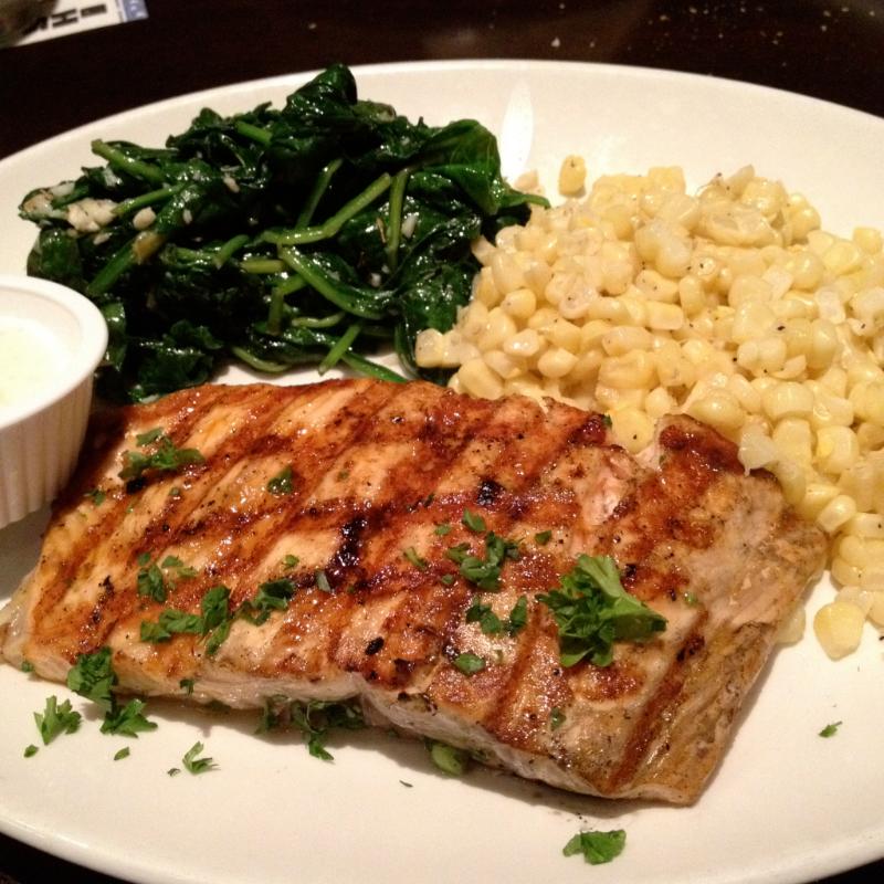 Saumon grillé aux herbes - Photo de Naotake Murayama - 101Pairing.com