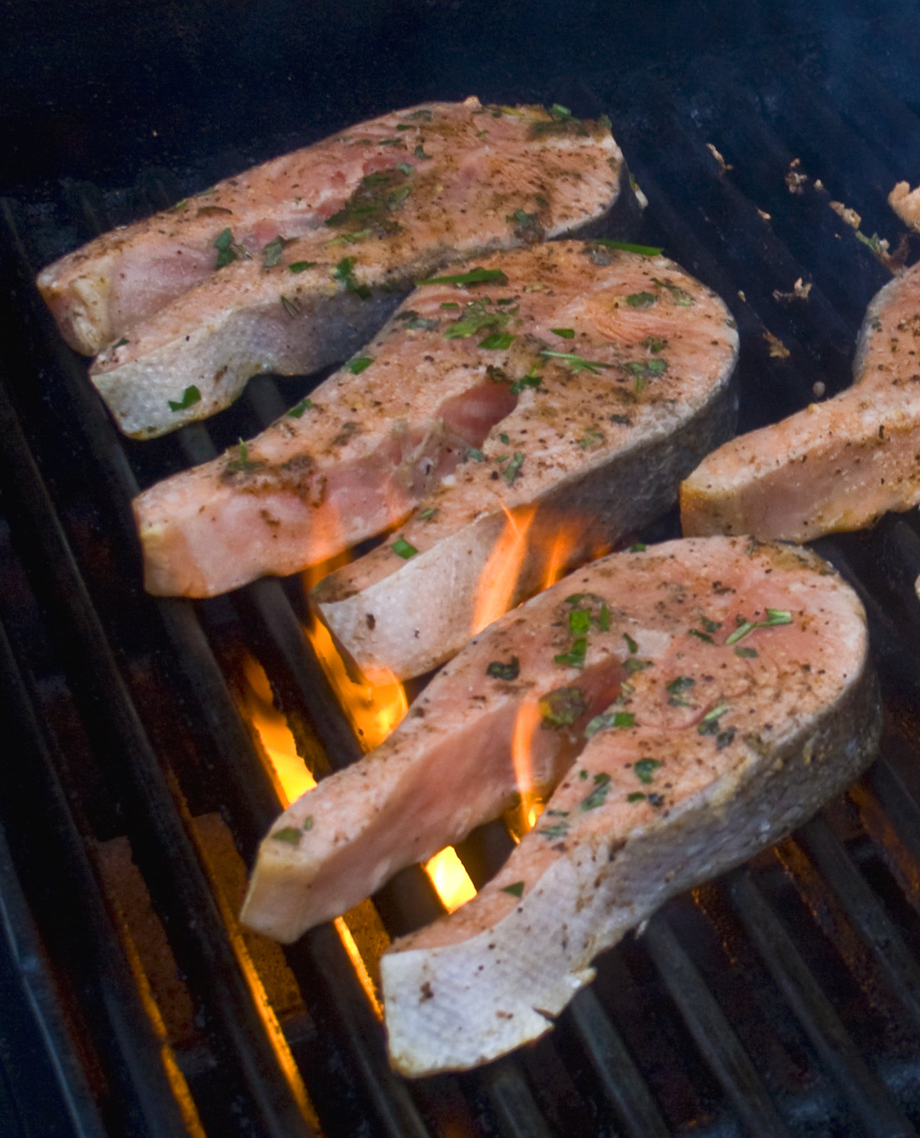 Steak de saumon grillé - Photo de woodleywonderworks - 101Pairing.com