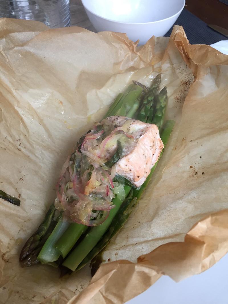Saumon en papillote et sauce aux herbes - Photo de Timothy Vollmer - 101Pairing.com