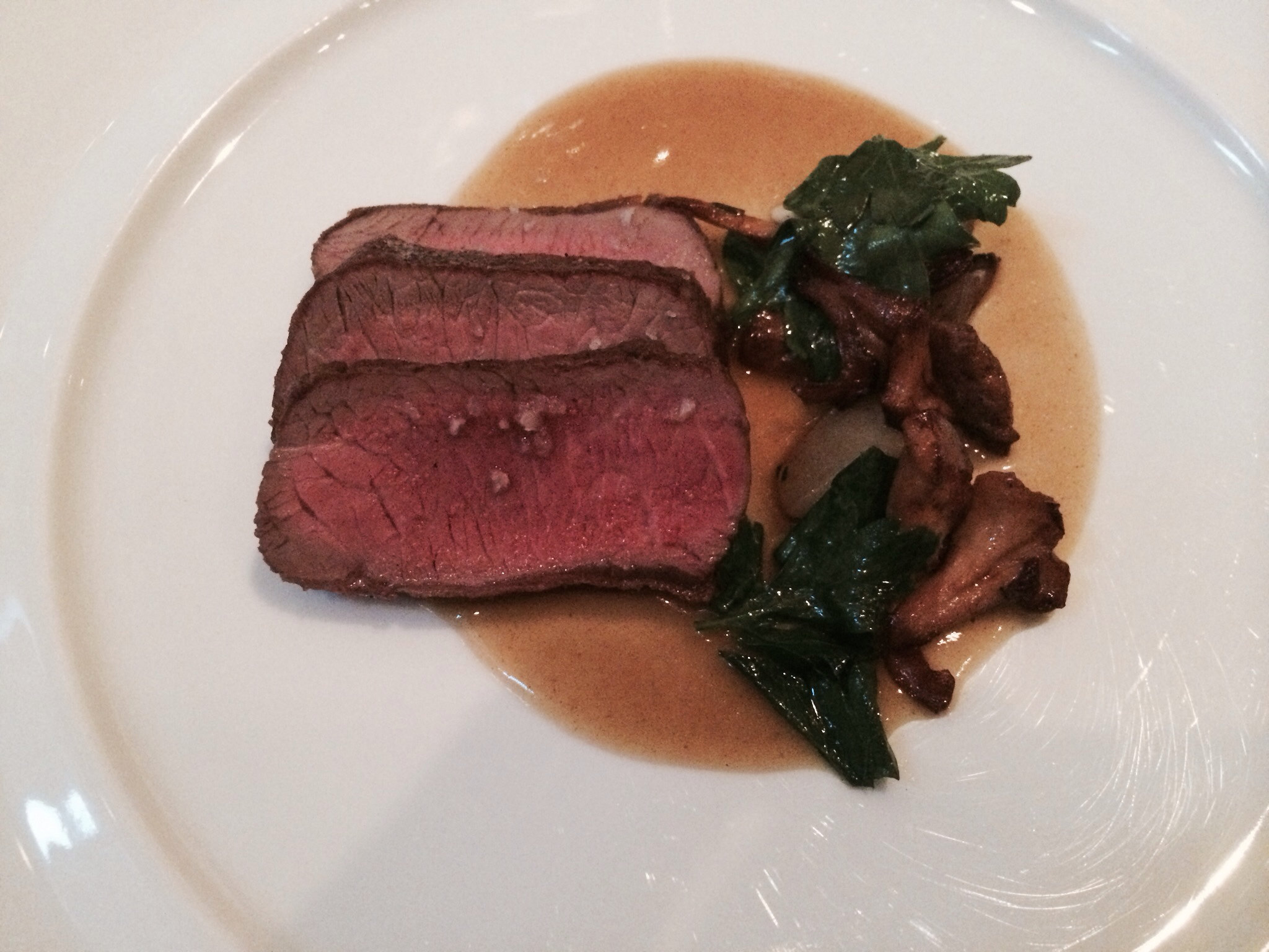 Selle d&rsquo;agneau rôtie aux herbes - Photo de theturquoisetable - 101Pairing.com