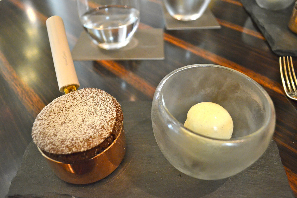 Soufflé au chocolat et glace à la vanille