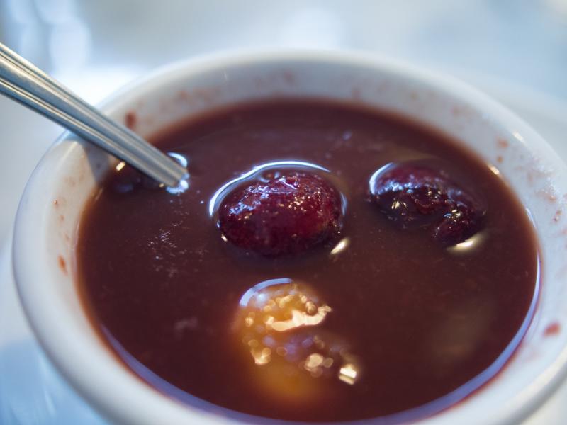 Soupe de cerises aux épices et glace aux calissons - Photo de Edsel Little - 101Pairing.com