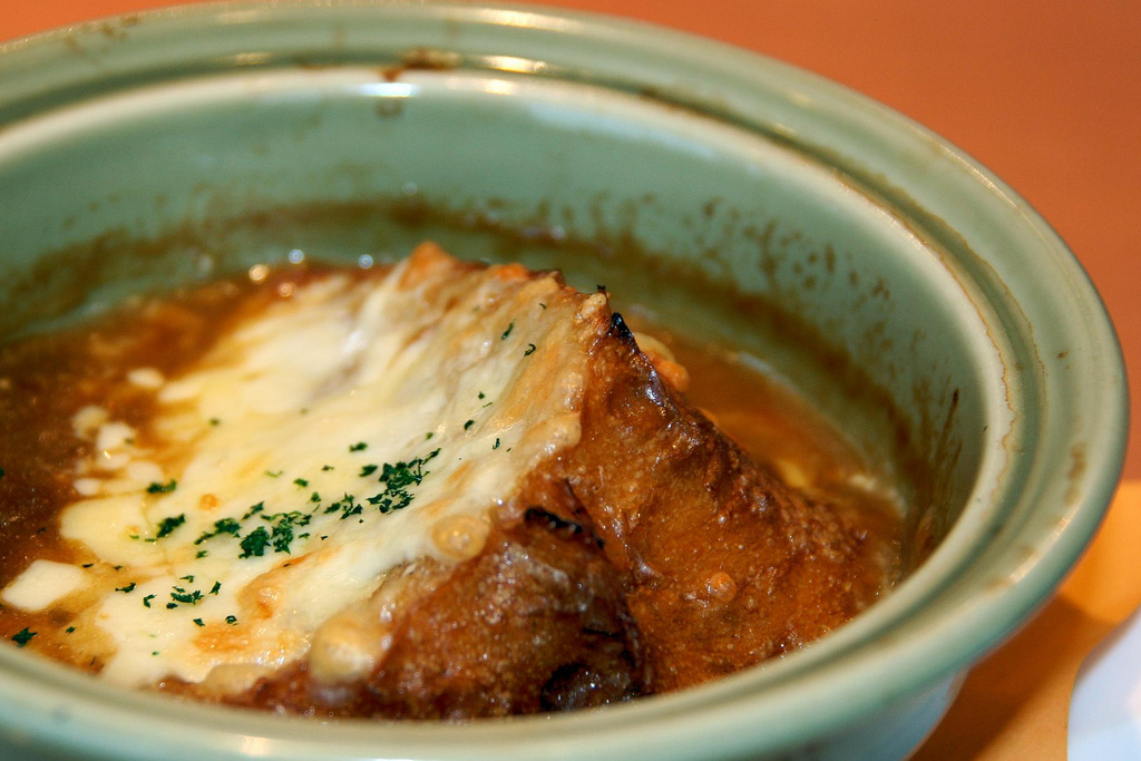 Soupe à l&rsquo;oignon gratinée - Photo de baron valium - 101Pairing.com