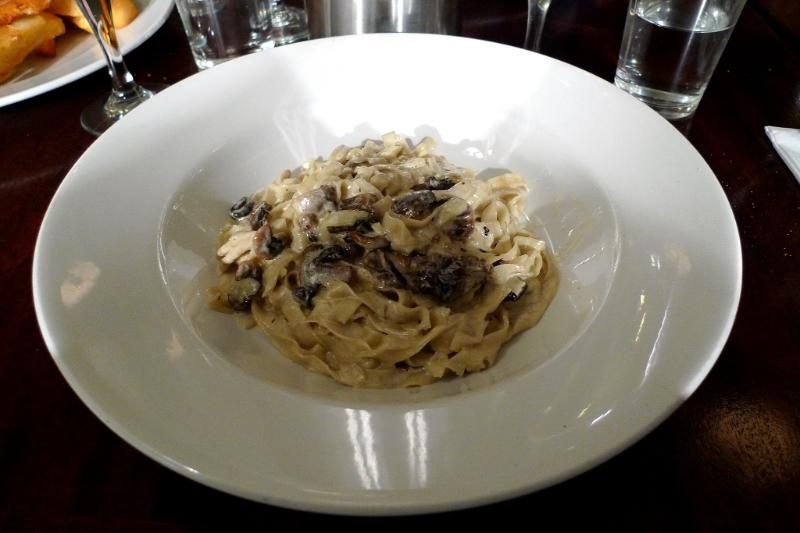Tagliatelles aux morilles et champignons de Paris à la crème - Photo de Ewan Munro - 101Pairing.com