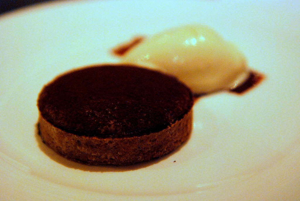 Tarte au chocolat amer et glace à la vanille - Photo de TummyRumble - 101Pairing.com