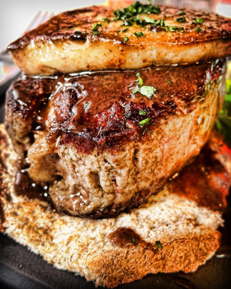 Filet de bœuf au foie gras de canard sauce bordelaise - Photo de Alex Brown - 101Pairing.com