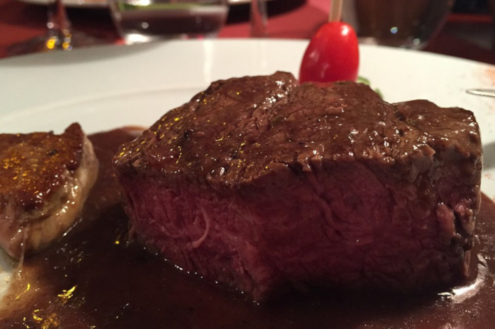 Filet de bœuf au foie gras de canard sauce bordelaise