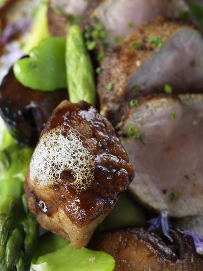 Carré de veau rôti avec des asperges vertes - Photo de Dale Cruse - 101Pairing.com