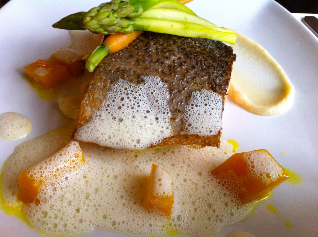 Saumon à l’unilatéral sauce à l’oseille - Photo de Sarah Ackerman - 101Pairing.com