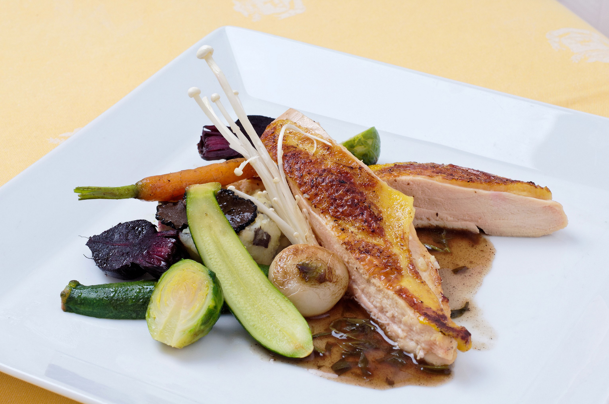 Suprême de poulet sauce crème - Photo de Hotel Le Plaza - 101Pairing.com