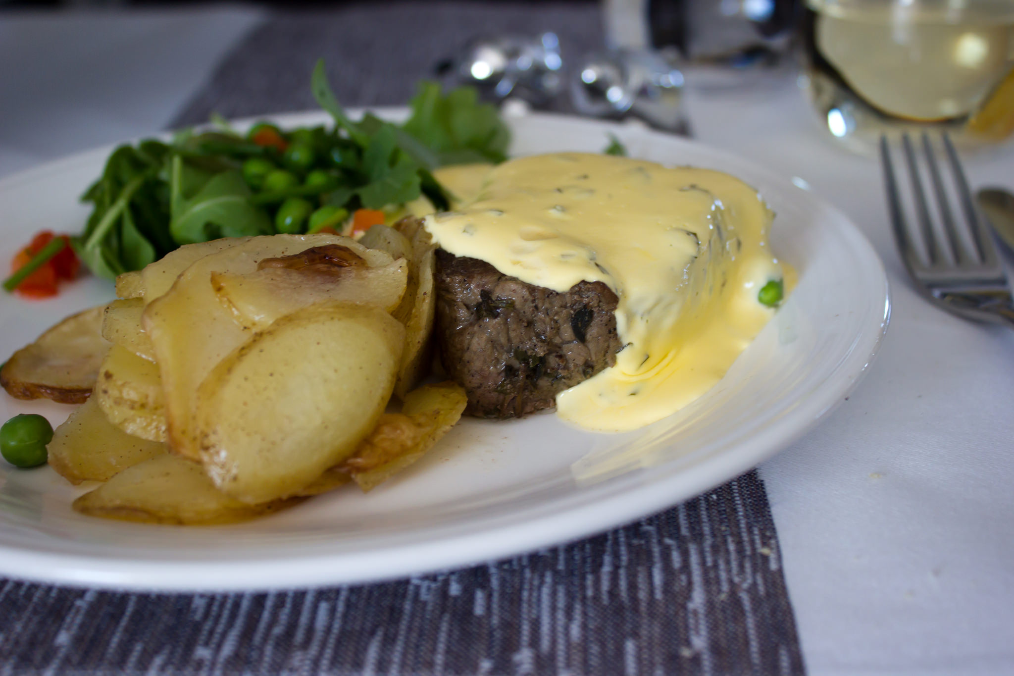Tournedos de bœuf sauce béarnaise - Photo de vagueonthehow - 101Pairing.com